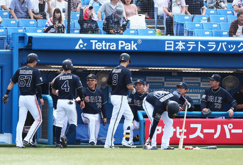 3回表オリックス1死一、三塁、ロメロ（手前右9）は2打席連続となる左越え3点本塁打を放ち西村監督（中央）らにタッチで迎えられる（撮影・足立雅史）