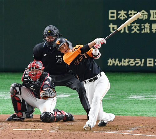 巨人対ロッテ　5回裏巨人無死、坂本勇は同点の中堅左ソロ本塁打を放つ（撮影・滝沢徹郎）