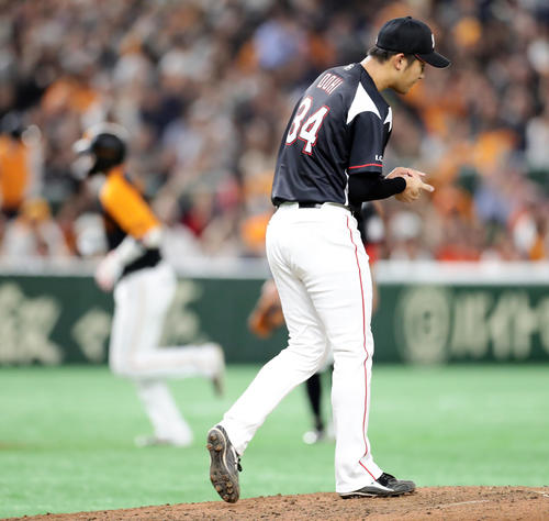 巨人対ロッテ　5回裏巨人無死、坂本勇（後方）に同点ソロ本塁打を許し、がっくりの土肥（撮影・浅見桂子）