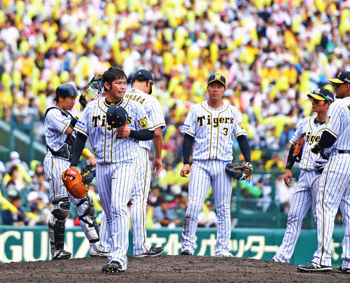 7回表日本ハム2死満塁、清宮幸太郎に押し出し死球を当てたところで降板となる岩田稔（撮影・清水貴仁）