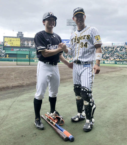 阪神対日本ハム　試合前、握手して写真に納まる杉谷（左）と原口（撮影・高原寿夫）