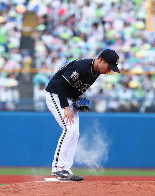 ヤクルト対オリックス　2回裏ヤクルト無死一塁、奥村に中越え適時二塁打を浴びた山岡（撮影・足立雅史）
