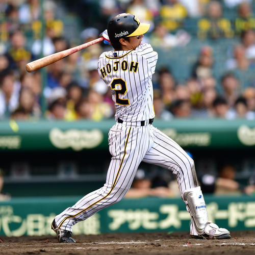 阪神対日本ハム　8回裏阪神無死一塁、左越え2点本塁打を放つ北條史也（撮影・清水貴仁）