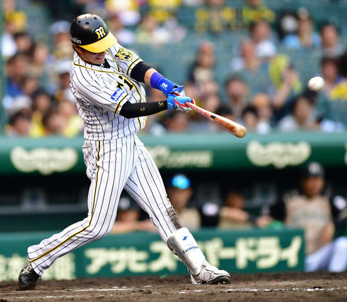 阪神対日本ハム　8回裏阪神無死一塁、左越え2点本塁打を放つ北條史也（撮影・清水貴仁）