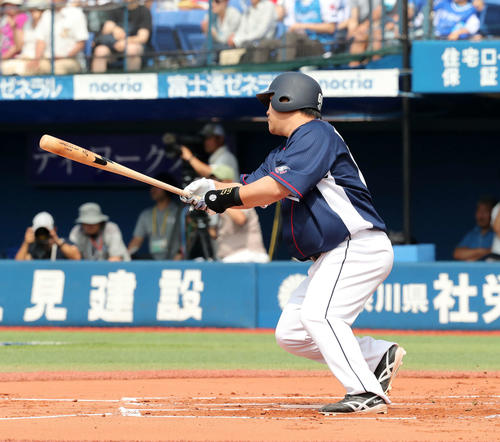 DeNA対西武　1回表西武2死二、三塁、中村は右前適時打を放つ（撮影・鈴木正人）