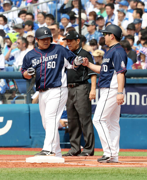 DeNA対西武　1回表西武2死二、三塁、中村（左）は右前適時打を放ち佐藤コーチとグータッチ（撮影・鈴木正人）