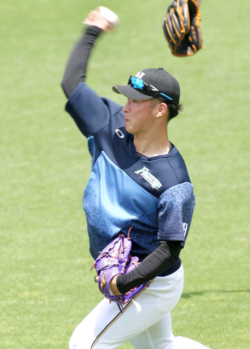 阪神対日本ハム　試合前の練習でキャッチボールする吉田輝（撮影・上山淳一）