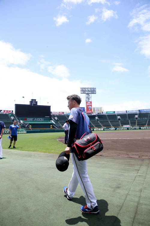 阪神対日本ハム　青空の甲子園球場を歩く吉田（撮影・加藤哉）