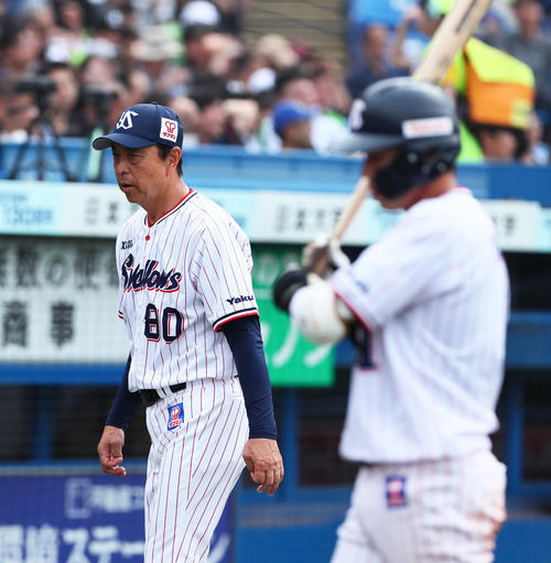ヤクルト対オリックス　8回裏ヤクルト2死一塁、山田哲（右）は見逃し三振に倒れる。左は小川監督（撮影・足立雅史）
