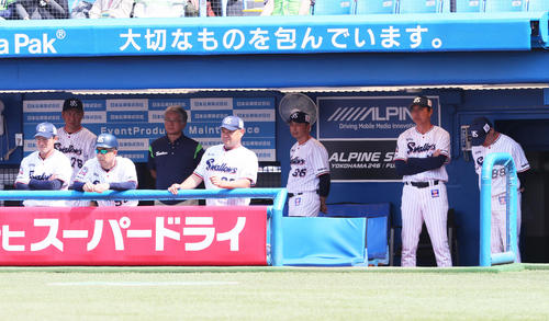 ヤクルト対オリックス　戦況を見つめる小川監督（右から2人目）らヤクルトベンチ（撮影・足立雅史）