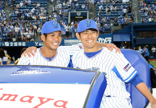 DeNA対西武　試合に勝利し笑顔で写真に納まるDeNA桑原（左）と井納（撮影・鈴木正人）