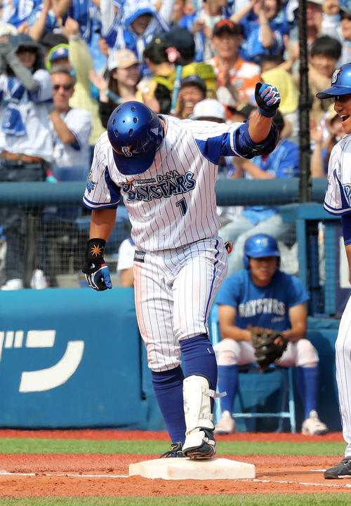 DeNA対西武　2回裏DeNA2死に一、二塁、桑原は中前適時打を放ちガッツポーズ（撮影・鈴木正人）