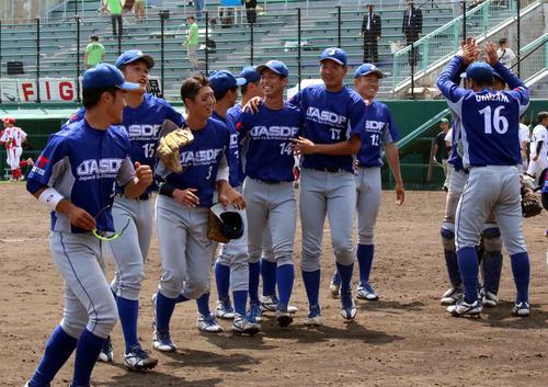 JR北海道クラブ対航空自衛隊千歳　都市対抗道2次予選で初めてJR北海道クラブを下し笑顔の航空自衛隊千歳ナイン（撮影・永野高輔）
