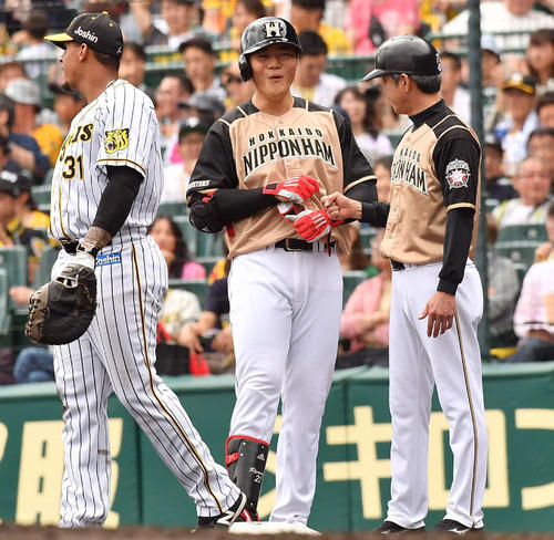 阪神対日本ハム　4回表日本ハム1死一、三塁、右前に先制適時打を放ち塁上で笑顔を見せる清宮（撮影・上田博志）