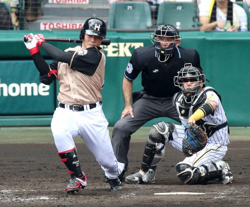 阪神対日本ハム　4回表日本ハム1死一、三塁、清宮は先制の右前適時打を放つ（撮影・上山淳一）