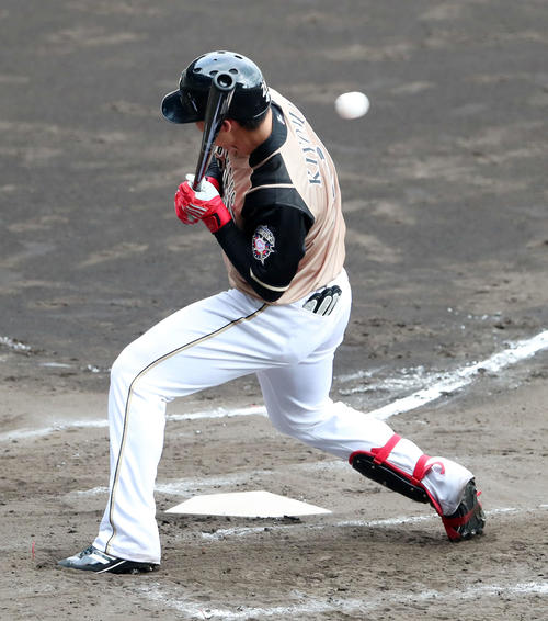 阪神対日本ハム　7回表日本ハム2死満塁、清宮は押し出しとなる死球を受ける（撮影・加藤哉）