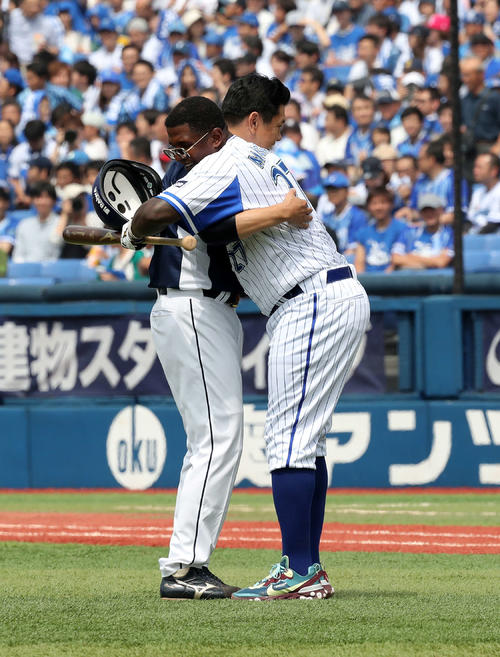DeNA対西武　モーガン三番勝負終了後、長田氏（左）に抱き付くモーガン氏（撮影・鈴木正人）