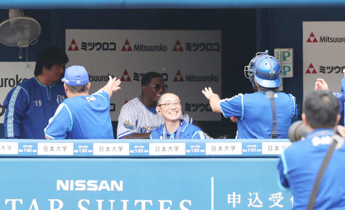 DeNA対西武　モーガン三番勝負の出番を間違えて止められるモーガン氏（中央）（撮影・鈴木正人）