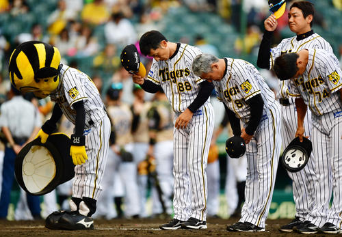 阪神対日本ハム　日本ハムに連敗し厳しい顔で整列する矢野耀大監督ら阪神の選手たち（撮影・清水貴仁）