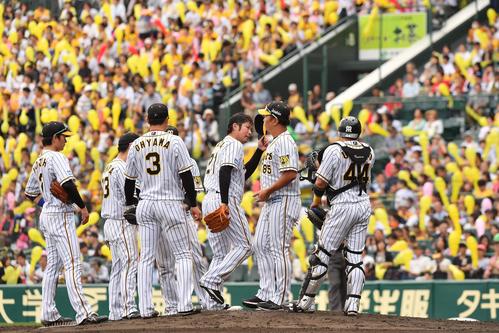 阪神対日本ハム　7回表日本ハム2死満塁、清宮幸太郎に押し出し死球を与え降板する岩田稔（右から3人目）（撮影・上田博志）