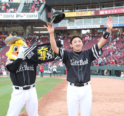 ヒーローになった内川はスタンドのファンに向かって手を振る（撮影・梅根麻紀）