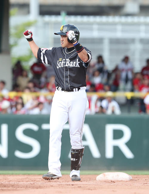 5回表ソフトバンク1死二塁、内川は勝ち越しとなる適時二塁打を放ち、ベンチに向かってガッツポーズ（撮影・梅根麻紀）