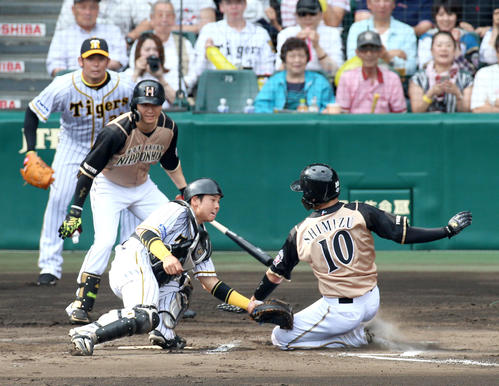 7回表日本ハム1死一塁、中田の左二塁打で一走清水（右）が一気にホームを狙うが捕手梅野がタッチしアウト（撮影・上山淳一）
