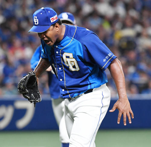 中日対楽天　3回表楽天2死二塁、今江を空振りの三振に打ち取り叫びながらベンチに戻るロメロ（撮影・前岡正明）