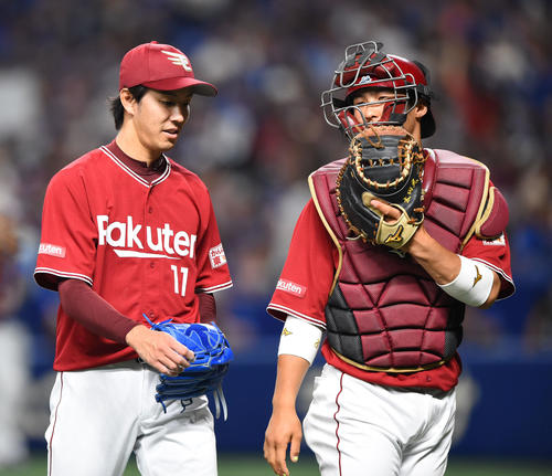中日対楽天　3回裏中日攻撃終了、ベンチへ戻る楽天先発の岸と太田（撮影・森本幸一）