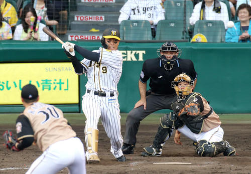 9回裏阪神1死一、二塁、高山俊は適時二塁打を放つ（撮影・上山淳一）