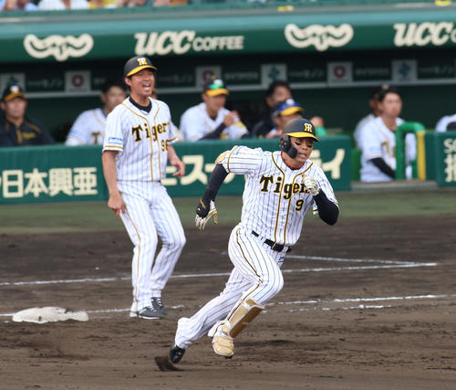 9回裏阪神1死一、二塁、高山俊は適時二塁打を放ち二塁へ向かう（撮影・上山淳一）