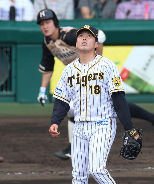 阪神対日本ハム　7回表日本ハム2死満塁、馬場（手前）は渡辺に満塁本塁打を浴びる（撮影・上山淳一）