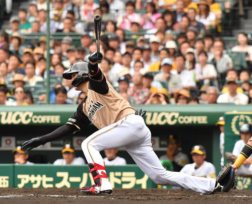 阪神対日本ハム　4回表日本ハム1死満塁、遊撃適時内野安打を放つ清水（撮影・上田博志）