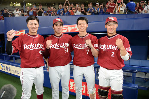 中日対楽天　楽天の勝利に貢献、ガッツポーズを見せるスタメン出場のルーキーカルテット。左から渡辺佳、小郷、辰己、太田（撮影・前岡正明）