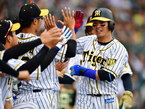 阪神対日本ハム　8回裏阪神無死一塁、左越え2点本塁打を放ちタッチを交わす北條（撮影・清水貴仁）