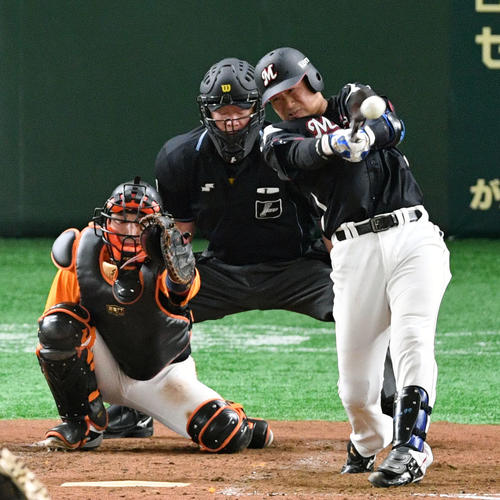 巨人対ロッテ　5回表ロッテ無死、柿沼は左前打を放つ（撮影・滝沢徹郎）