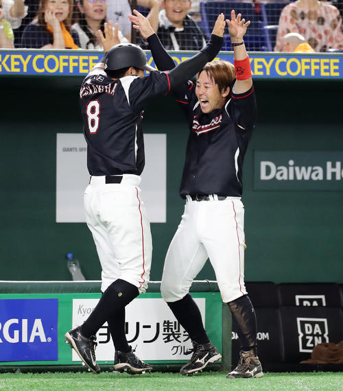 巨人対ロッテ　9回表ロッテ2死一、二塁、菅野の2点適時二塁打で生還した中村（左）と笑顔のハイタッチで喜び合う鈴木（撮影・浅見桂子）