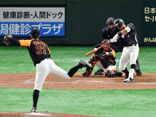 9回表ロッテ2死一、二塁、中村奨は勝ち越しの中前適時打を放つ。投手田原（撮影・滝沢徹郎）