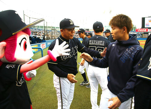 ヤクルト対オリックス　5回4失点で勝利を挙げたオリックス山岡（右）は西村監督からねぎらいを受ける（撮影・足立雅史）