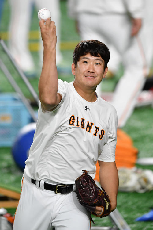 巨人対ロッテ　試合前練習でキャッチボールする巨人菅野（撮影・滝沢徹郎）