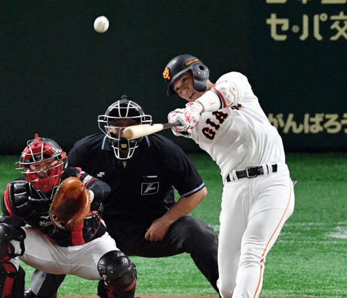 巨人対ロッテ　4回裏巨人2死一塁、坂本勇は左適時二塁打を放つ（撮影・滝沢徹郎）　