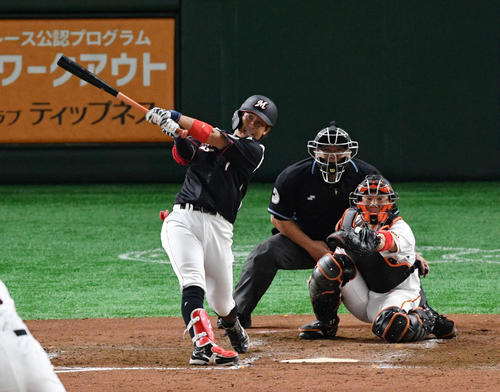 巨人対ロッテ　5回表ロッテ1死一塁、鈴木は右越え2点本塁打を放つ。投手菅野（撮影・滝沢徹郎）　