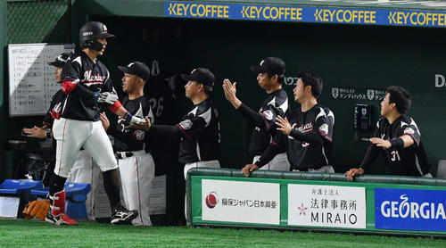 巨人対ロッテ　5回表ロッテ1死一塁、右越え2点本塁打を放った鈴木（手前）は生還し井口監督とタッチを交わす（撮影・滝沢徹郎）　