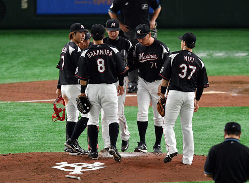 巨人対ロッテ　4回、ピンチにマウンドに集まるロッテナイン（撮影・滝沢徹郎）　