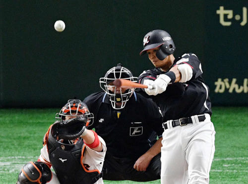 巨人対ロッテ　8回表ロッテ1死一塁、中村奨は中適時二塁打を放つ（撮影・滝沢徹郎）　