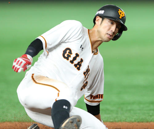 巨人対ロッテ　8回裏巨人1死、盗塁を決める若林（撮影・中島郁夫）