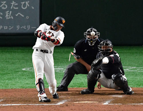 巨人対ロッテ　8回裏巨人1死一、三塁、亀井はバットを折られながらも左適時打を放つ（撮影・滝沢徹郎）　