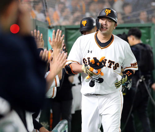 巨人対ロッテ　8回裏巨人2死二、三塁、阿部は3点本塁打を放ち笑顔でナインとハイタッチ（撮影・浅見桂子）