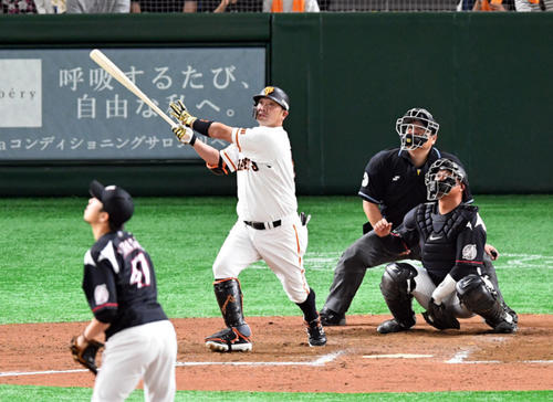 巨人対ロッテ　8回裏巨人2死二、三塁、代打阿部は右越え3点本塁打を放つ。投手田中（撮影・滝沢徹郎）　