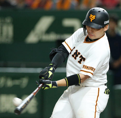 巨人対ロッテ　8回裏巨人2死一、二塁、適時二塁打を放つ丸（撮影・中島郁夫）